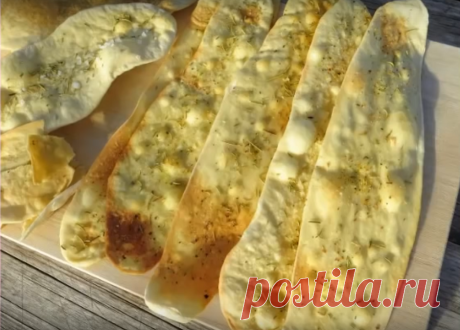 Свекровины язычки по-итальянски- невероятно вкусные Хлебные язычки по-итальянски получаются очень вкусными и невероятно аппетитными. В Италии такие язычки называют «Свекровины». Они бывают нежные, сладкие или острые. В зависимости от характера вашей свекрови. Язычки просто готовятся и обязательно понравятся вашим близким. И так, приступим… Необходимые продукты 300 грамм пшеничной муки 180 миллилитров воды пол чайной ложки дрожжей пол чайной ложки соли …