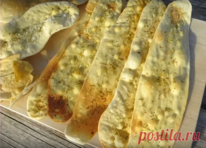 Свекровины язычки по-итальянски- невероятно вкусные Хлебные язычки по-итальянски получаются очень вкусными и невероятно аппетитными. В Италии такие язычки называют «Свекровины». Они бывают нежные, сладкие или острые. В зависимости от характера вашей свекрови. Язычки просто готовятся и обязательно понравятся вашим близким. И так, приступим… Необходимые продукты 300 грамм пшеничной муки 180 миллилитров воды пол чайной ложки дрожжей пол чайной ложки соли …