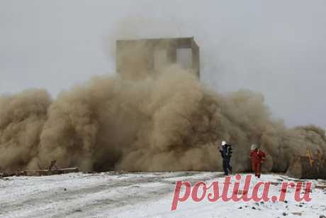 В Италии взорвали конфискованный у мафии шестиэтажный дом. Власти Италии снесли конфискованный у мафиозной группировки «Ндрангета» шестиэтажный дом. Здание было взорвано, на его разрушение было потрачено порядка 400 килограмм тротила. Оно было изъято в 2008 году и с тех пор не использовалось. Власти хотели построить на его месте парковку для трейлеров.