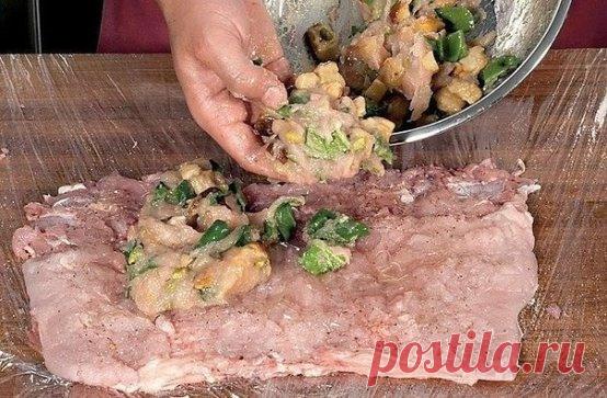 Готовим куриный рулет 
Ингредиенты:
-курица
-специи
Приготовление:
Удалите кончики крыльев. Курицу положите грудкой вверх, проведите ножом параллельно килевой кости сначала с одной стороны, потом с другой и аккуратно отделите от грудки. Не повреждая кожу, подрежьте позвоночник, ребра и тазовые кости. Удалите хребет вместе со всеми костями, затем гузку и остатки шеи. Подрежьте сухожилия на крыльях. Точно так же подрежьте сухожилия на бедренных костях. Удалите кости вместе с хрящевой тканью. Пол