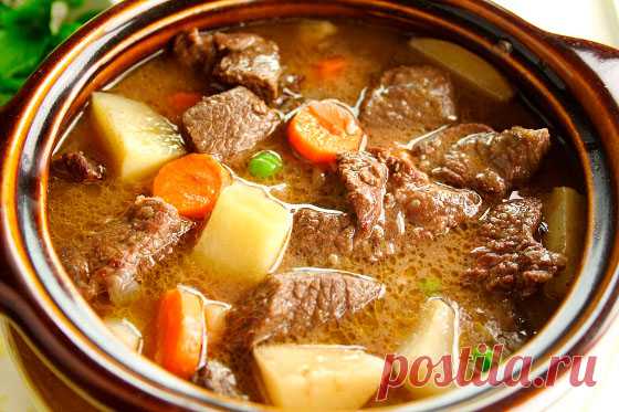 Вкуснейшее жаркое по-домашнему 
Данное блюдо сочное, сытное, изумительно подходит как для торжественного стола, так и для ежедневного обеда в кругу семьи. Подбирая мясо для жаркого, следует брать вырезку с лопатки или бедра.мякоть …