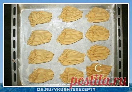 Оригинальное угощение. Не упустите идею великолепного блюда!  Печенье "хризантемы" из детства.
Рецепт, которым вы сможете удивить и порадовать своих близких.


Ингредuенты:
- 1 ст. сахара
- 3 яйца
- 0,5 ч.л. соды уксус или лимонный сок для гашения
- 250 гр. масла или маргарина
- 2,5-3 ст. муки

Приготовление:
Масло или маргарин разрезать на несколько частей и дать постоять чтобы хорошо размягчился. В большой миске начинать(лучше миксером) взбивать яйца с сахаром, добавить ...