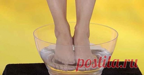 Опустите ноги в яблочный уксус — и болезни уйдут! Сами в шоке!! Это просто восхитительно!

Одной из моих целей на этот год была такая: отказаться от традиционных коммерческих косметологических средств в пользу натуральных продуктов и изобретений. 
И вот что я выяснила: оказывается, одно из самых мощных и нетактичных средств — это яблочный уксус. Найти его можно в любом продуктовом магазине, а преимущества, которые он дает, просто фантастические! 
Нефильтрованный, непастери...