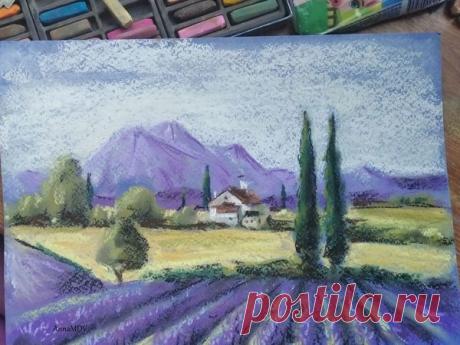 ​Мастер-класс сухой пастелью "Прованс" Мастер-класс сухой пастелью "Прованс"1. Подготовительный контурный рисунок я делаю светло- желтым мелком.2. Далее нам понадобиться белый мелок для неба (на синем фоне он будет выглядеть голубым)Закрашиваем ровно, обходя горы. К низу наносим его гуще, чтобы сделать светлее у...