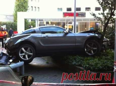 15-метровый полет на Ford Mustang GT 5.0 V8 (6 фото) . Тут забавно !!!
