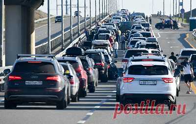 В очередях перед Крымским мостом находятся почти 1,2 тыс. автомобилей. Время ожидания составляет более трех часов