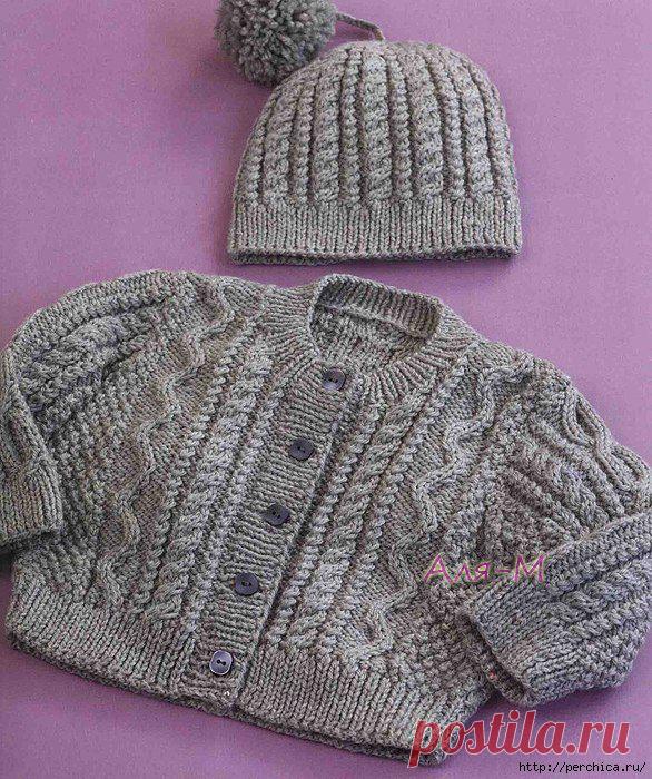 Комплект для мальчика вязанный спицами.