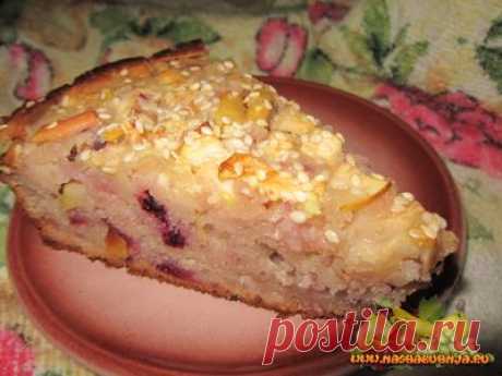 Нежный яблочный пирог с иргой и кунжутными семенами - МирТесен