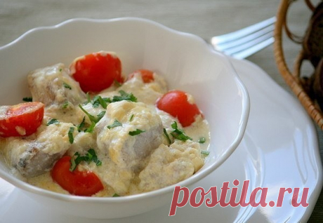 Рыбка запеченная с помидорами и сыром: идеальный ужин! 

 На 100 гр - 85.13 ккал  белки - 14  жиры - 2.42  углеводы - 1.74 

Ингредиенты:
Филе белой рыбы - 600 г (у нас треска)
Помидор - 2 шт ( у нас черри - 10 шт)
Натуральный йогурт - 5 ст. л
Горчица - 2 ч. л (не отстрая)
Сыр - 100 г
Зелень - по вкусу
Соль, перец - по вкусу

Приготовление:
Если филе мороженное, размораживаем в холодильнике за сутки, немного обсушиваем салфетками. Нарезаем рыбу крупными кусочками, выкладыв...