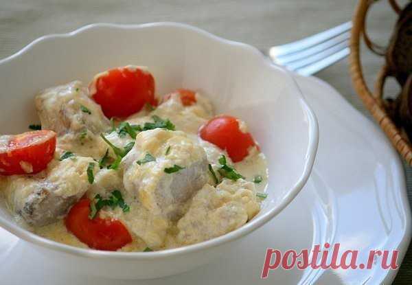 Рыбка запеченная с помидорами и сыром: идеальный ужин! 

 На 100 гр - 85.13 ккал  белки - 14  жиры - 2.42  углеводы - 1.74 

Ингредиенты:
Филе белой рыбы - 600 г (у нас треска)
Помидор - 2 шт ( у нас черри - 10 шт)
Натуральный йогурт - 5 ст. л
Горчица - 2 ч. л (не отстрая)
Сыр - 100 г
Зелень - по вкусу
Соль, перец - по вкусу

Приготовление:
Если филе мороженное, размораживаем в холодильнике за сутки, немного обсушиваем салфетками. Нарезаем рыбу крупными кусочками, выкладыв...