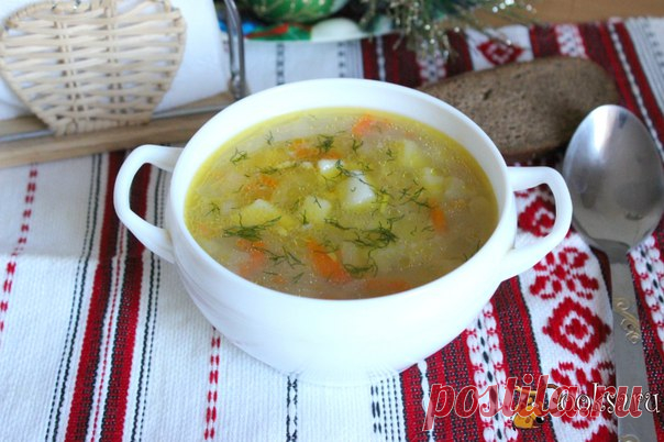 Перловый суп на курином бульоне Простое, вкусное, уютное первое блюдо для домашнего обеда. Перловый суп на курином бульоне внесет разнообразие в домашнее меню. Понравится как взрослым, так и детям.