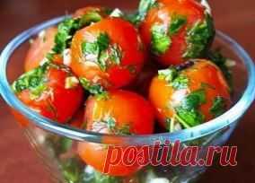 Помидоры в пакетах — это один из самых простых и быстрых способов соления помидор в домашних условиях. Вкусная, остренькая закуска к вашему столу без лишних заморочек!