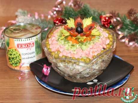 Салат с колбасой, овощами и яблоком Кулинарный рецепт