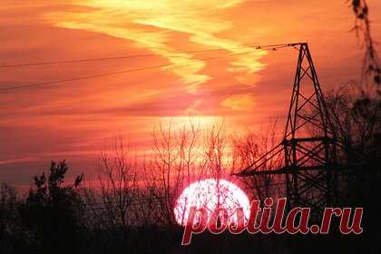 Оценена вероятность новой сильной вспышки на Солнце. Группа солнечных пятен, которые породили сильнейшую вспышку 28 ноября, прошла пик своего развития, и астрономы больше не ожидают сильных вспышек. Другие группы пятен, общее число которых на диске звезды достигает 12, имеют простую структуру и вряд ли способны на сильную вспышечную активность.