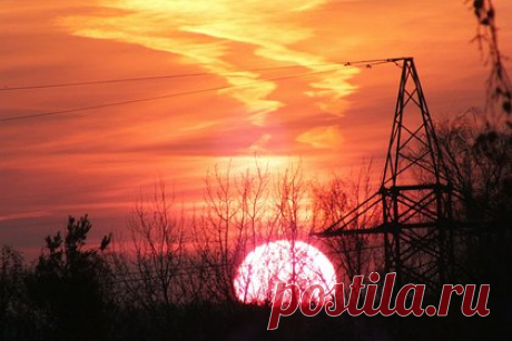 Оценена вероятность новой сильной вспышки на Солнце. Группа солнечных пятен, которые породили сильнейшую вспышку 28 ноября, прошла пик своего развития, и астрономы больше не ожидают сильных вспышек. Другие группы пятен, общее число которых на диске звезды достигает 12, имеют простую структуру и вряд ли способны на сильную вспышечную активность.