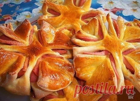 КОЛБАСНЫЕ ЦВЕТОЧКИ 🍴

Ингредиенты:

● молоко – 200 мл
● яйцо – 1 шт.
● сливочное масло – 75 г
● дрожжи свежие – 20 г
● дрожжи сухие – 1 ч. л.
● соль – 1 ст.л.
● сахар – 1 ст.л.
● мука пшеничная – около 1 кг (сколько возьмет тесто)
● колбаса вареная – 300 г

Приготовление:

Дрожжи развести в теплом молоке, замесить тесто и поставить на 1 час в теплое место для подъема.
Готовое тесто раскатать в не очень тонкий пласт и подходящей формочкой (например, пиалой) вырезать четное...