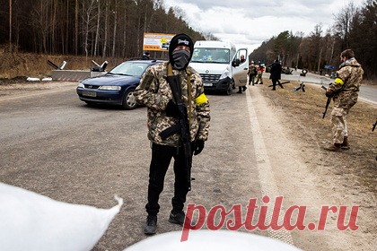 Власти украинского города разрешили правоохранителям стрелять в мародеров. Власти Житомира разрешили правоохранителям стрелять в мародеров на месте. Об этом сообщил мэр украинского города Сергей Сухомлин. «Я всех предупреждаю: полиция, отряды теробороны получили приказ не задерживать, можно просто стрелять на месте. Мародерства в городе не будет», — заявил Сухомлин.