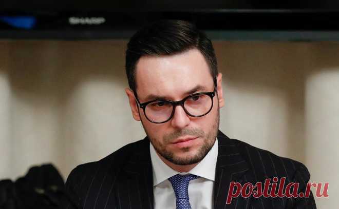 Главой НСПК станет директор департамента Минцифры. Дубынин занимает пост главы департамента развития технологий цифровой идентификации Минцифры. Экс-гендиректор НСПК Владимир Комлев ушел с должности с 1 января 2024 года, обязанности главы оператора выполняет Олег Тишаков