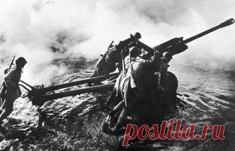 15 марта 1945 года две группировки советских войск начали встречное наступление в направлении Нейштадта из районов севернее и южнее Оппельна при поддержке 2-й воздушной армии  /  Переправа артиллерийского расчета через реку Одер  © Репродукция Фотохроники ТАСС  |  ТАСС: Общество - Начало Верхне-Силезской наступательной операции