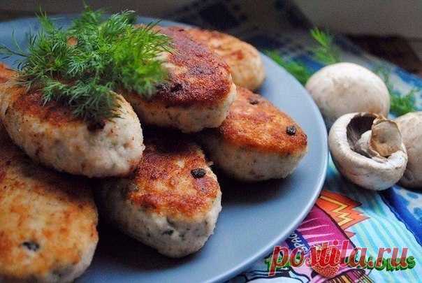 Зразы из куриной грудки с грибами и яйцами

На 100 гр - 92 ккал, Б/Ж/У 13/ 3/ 3 

Ингредиенты:

Для фарша:
• Куриное филе 3 шт. 
• Отруби 30 г
• Лук 2 головки
• Кефир обезжиренный 50 мл 
• Перец, соль, приправы

Для начинки:
• Яйца 4 шт. 
• Шампиньоны 250 г
• Приправа для грибов

Приготовление:

Фарш:
Филе прокручиваем, режем лук добавляем в фарш, так же добавляем соль, перец, кефир и отруби. Мешаем пока не получится однородная масса.
Начинка: 
Грибы и яйца отвариваем, жел...