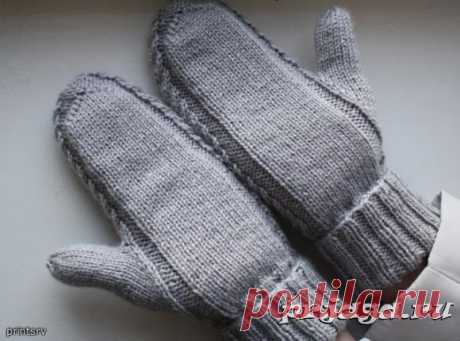 Вязаные варежки с косичками