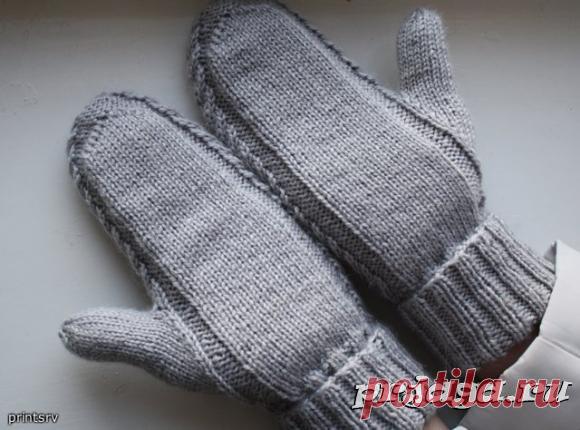 Вязаные варежки с косичками