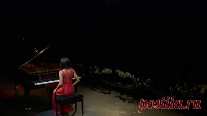 Неподражаемая Юя Ванг, американская пианистка - виртуоз.  Yuja Wang plays Chopin - Waltz in C sharp minor, Opus 64 No. 2