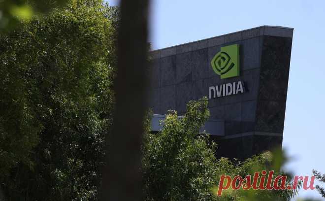 Власти США заключили с Nvidia беспрецедентную сделку по продажам в Китае. США в июле заявили, что разрешили Nvidia возобновить продажи ИИ-чипов в Китае. На самом деле лицензию компании выдали, когда та согласилась отдавать правительству часть выручки. Такую же сделку заключили с AMD, ее осудили эксперты