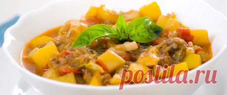Сытное овощное рагу с говядиной • Рецепт Очень сытное овощное рагу с говядиной в кастрюле готовится по рецепту просто. К тому же это вкусное тушеное рагу с мясом, кабачками, помидорами, перцем,