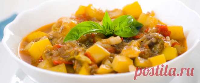 Сытное овощное рагу с говядиной • Рецепт Очень сытное овощное рагу с говядиной в кастрюле готовится по рецепту просто. К тому же это вкусное тушеное рагу с мясом, кабачками, помидорами, перцем,