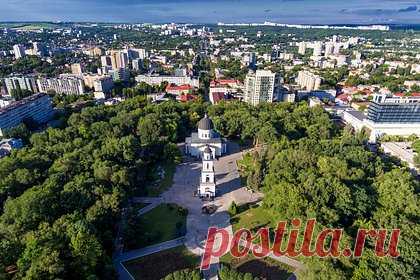 Улицу Пушкина в Кишиневе захотели переименовать в честь румынской королевы. Глава Молдавской национальной партии Драгош Галбур подал в мэрию Кишинева петицию о переименовании улицы Александра Пушкина в улицу имени Марии Эдинбургской, последней королевы Румынии. Он объяснил желание переименовать улицу тем, что в Кишиневе уже есть топоним, связанный с русским поэтом.