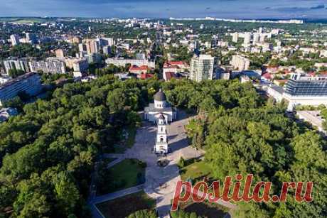 Улицу Пушкина в Кишиневе захотели переименовать в честь румынской королевы. Глава Молдавской национальной партии Драгош Галбур подал в мэрию Кишинева петицию о переименовании улицы Александра Пушкина в улицу имени Марии Эдинбургской, последней королевы Румынии. Он объяснил желание переименовать улицу тем, что в Кишиневе уже есть топоним, связанный с русским поэтом.
