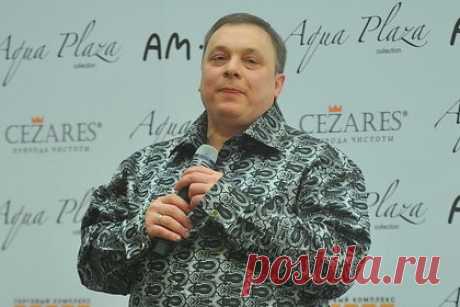 Продюсер объяснил угрозы Разина страхом остаться без денег. Музыкальный критик и медиаменеджер Павел Рудченко объяснил причины поведения экс-продюсера группы «Ласковый май» Андрея Разина, который угрожал проклятьем артистам, выступающим на концерте в честь 50-летия Юрия Шатунова. Рудченко заявил, что Разин боится остаться без денег, а потому им движет зависть.