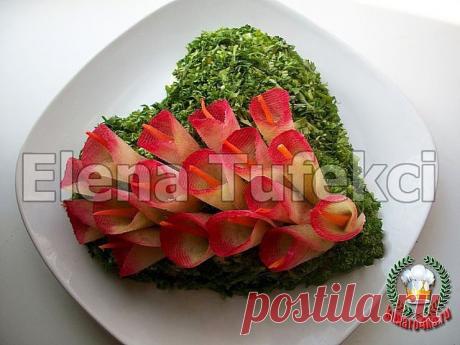 Украшение салата. Цветы из редьки дайкона и окрашены свекольным соком.