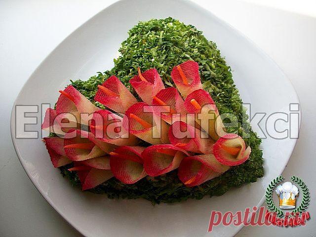 Украшение салата. Цветы из редьки дайкона и окрашены свекольным соком.