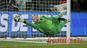 «Смешно, это всего лишь спекуляции»: Сафонов дебютировал так, что заставил боссов ПСЖ задуматься?. Проведший несколько месяцев в роли дублёра в ПСЖ Матвей Сафонов сполна воспользовался представившимся ему шансом в матче Лиги 1 с «Ренном». Его дебют в сезоне стал не формальностью, а громким заявлением: два ключевых спасения в первом тайме вдохновили партнёров на свершения, а самому вратарю помогли сохранить ворота в неприкосновенности. Своей игрой россиянин заставил французские СМИ заговорить о…
