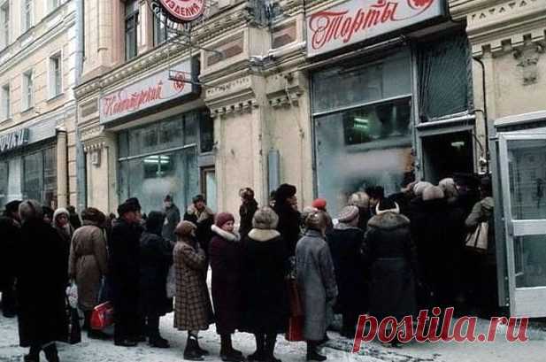 Киев. Очередь за Киевским Тортом.