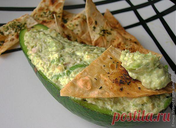 Гуакамоле из авокадо с курицей и чипсами из лаваша / Рецепты с фото