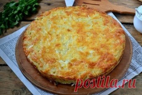 Запеканка из тертого картофеля с сыром и чесноком
 
Это блюдо стало одним из моих любимых еще в детстве и до сих пор им остается. Им часто угощала меня сестра, когда я приезжала к ней в гости. Разница в возрасте у нас довольно большая, и поэтому когда я только начала интересоваться кулинарными премудростями, сестра была уже опытной хозяйкой. У неё я переняла рецепт этой замечательной запеканки с возбуждающим аппетит чесночным ароматом.
Такой картофельной запеканкой можно легко накормить всю семь