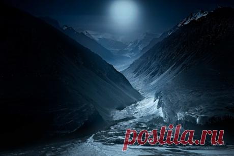 Отроги хребта Гиндукуш, Афганистан. «Мы возвращались с озера Зоркуль, вдоль Таджико-Афганской границы, и ночь нас застала в дороге», – рассказывает автор снимка Игорь Дронов: nat-geo.ru/photo/user/342579/ Фотография сделана с правого берега реки Памир.