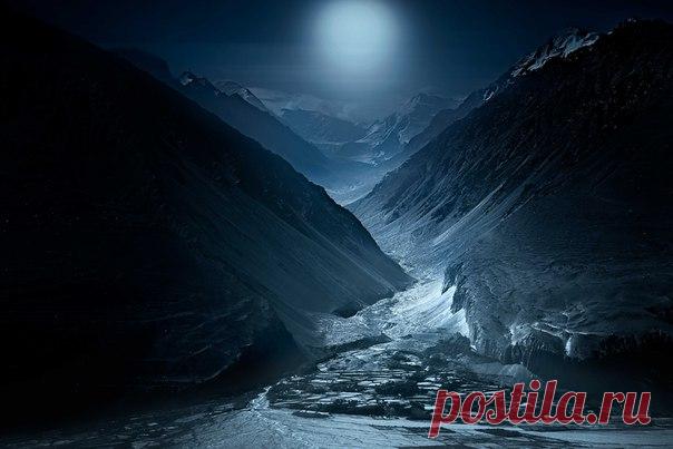 Отроги хребта Гиндукуш, Афганистан. «Мы возвращались с озера Зоркуль, вдоль Таджико-Афганской границы, и ночь нас застала в дороге», – рассказывает автор снимка Игорь Дронов: nat-geo.ru/photo/user/342579/ Фотография сделана с правого берега реки Памир.
