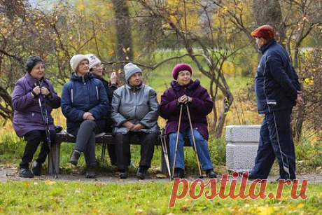 Некоторых россиян предупредили о снижении пенсионных баллов. На фоне резкого увеличения базы исчисления страховых взносов с 2023 года у некоторых россиян произойдет сокращение пенсионных прав. Об этом предупредил аудитор Счетной палаты Сергей Штогрин. У граждан со средней зарплатой по стране они снизятся на 11,3 процента, оценили аудиторы.