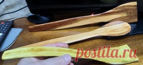 Лопаточки из черешни и шелковицы Сделал несколько штук лопаточек, для сковородок и мультиварки. Материал давно лежал, черешневый ствол с дефектами правда. Но поприличнее вырезал часть. Хотя плотность дерева маловата. А вот шелковица и плотная, гибкая, ну и красивая. Выпиливал на ленточной пиле повдоль волокон из одной ветки с