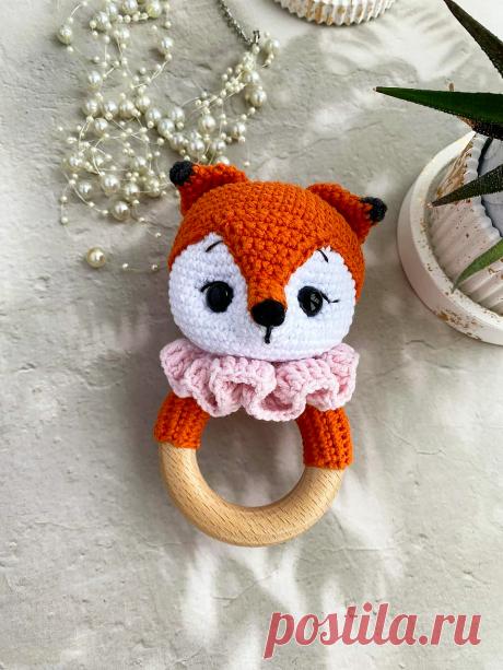 PDF Погремушка Лисичка крючком. FREE crochet pattern; Аmigurumi toy patterns. Амигуруми схемы и описания на русском. Вязаные игрушки и поделки своими руками #amimore - лиса, лисица, лисёнок для малышей, погремушка в виде лисичка из обычной пряжи.