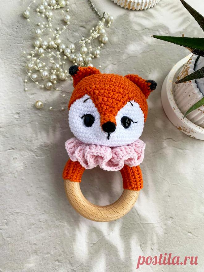 PDF Погремушка Лисичка крючком. FREE crochet pattern; Аmigurumi toy patterns. Амигуруми схемы и описания на русском. Вязаные игрушки и поделки своими руками #amimore - лиса, лисица, лисёнок для малышей, погремушка в виде лисичка из обычной пряжи.