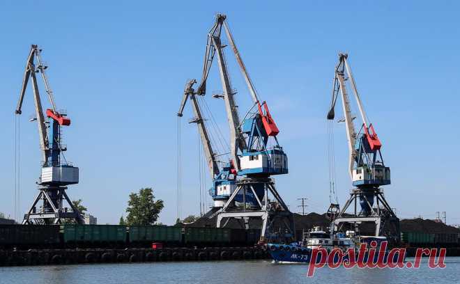 Власти Ростовской области опровергли удар Украины по нефтепроводу в Азове. Информация о подрыве нефтепровода близ города Азов в Ростовской области, ранее распространенная Главным управлением разведки (ГУР) Украины не соответствует действительности, заявили «РБК Ростов» в пресс-службе регионального правительства.