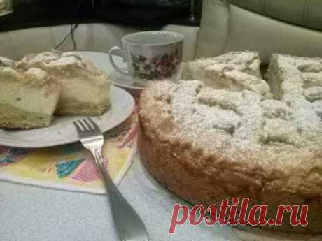 Быстрый пирог и очень вкусный!Pie is very Fast and delicious!РЕЦЕПТ:
3 стакана муки
1 стакан сахара
1 стакан кефира
щепотка соли
1 яйцо
200 грамм сливочного масла
0.5 чайной ложки соды с горкой
уксус.
Заливка:
350 грамм творога(у меня домашний)
ванилин
2 желтка
1 столовая ложка крахмала
1 столовая ложка манки
1 столовая ложка сметаны
125 грамм сахара
маленькая щепотка соли.