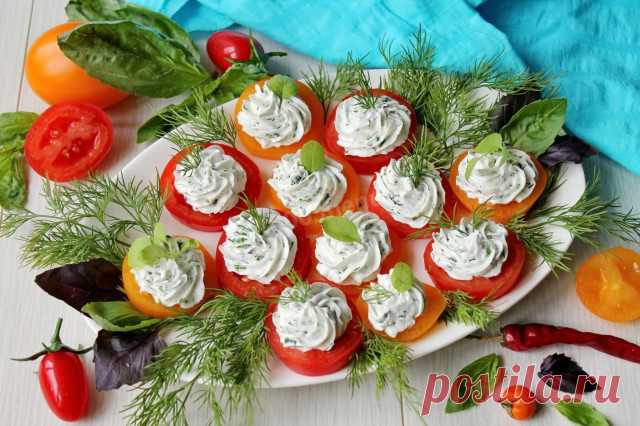 Закуска из красных и желтых помидоров с сыром и чесноком рецепт с фото пошагово - 1000.menu