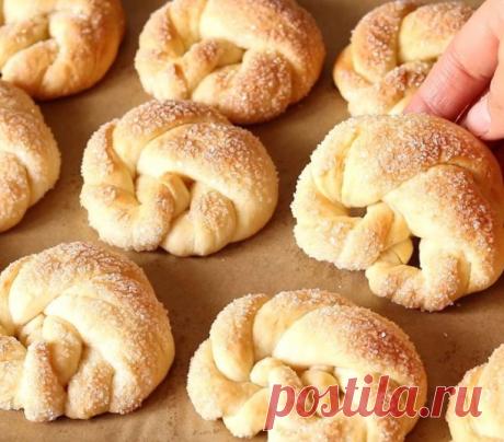 Крендельки сахарные на сметане. 
На 12 штук (~ 460г):
- 120г сметаны
- 60г сахара
- 100г сливочного масла
~ 250г муки
- 1 ч.л. разрыхлителя
- щепотка соли и ванилина
В миске смешиваю муку, разрыхлитель, соль и ванилин. Добавляю холодное сливочное масло и перемешиваю руками до крошки. Сметану смешать с сахаром и вылить к мучной крошке. Замесить мягкое тесто. Убираю в холодильник на 15-20 мин. Затем тесто разделить на 12 кусочков. Каждый кусочек разделить ещё пополам. Из каж...