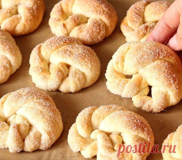 Крендельки сахарные на сметане. 
На 12 штук (~ 460г):
- 120г сметаны
- 60г сахара
- 100г сливочного масла
~ 250г муки
- 1 ч.л. разрыхлителя
- щепотка соли и ванилина
В миске смешиваю муку, разрыхлитель, соль и ванилин. Добавляю холодное сливочное масло и перемешиваю руками до крошки. Сметану смешать с сахаром и вылить к мучной крошке. Замесить мягкое тесто. Убираю в холодильник на 15-20 мин. Затем тесто разделить на 12 кусочков. Каждый кусочек разделить ещё пополам. Из каж...